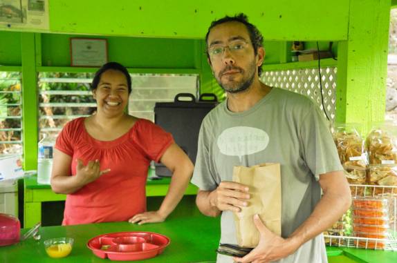 Parando em tradicional banca de estrada na isolada costa noroeste de Maui, no Havaí
